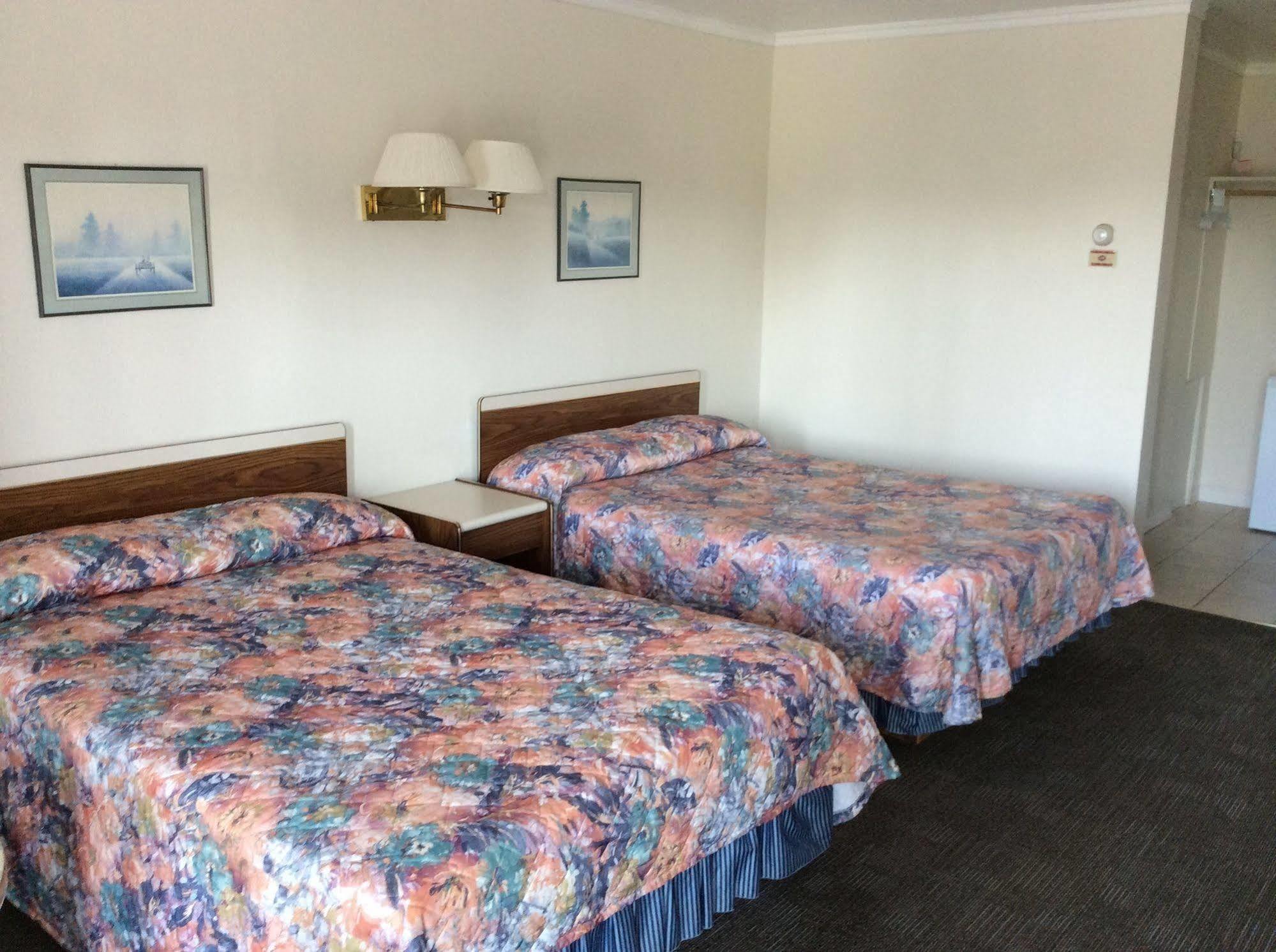 Embassy Motel Kingston Esterno foto
