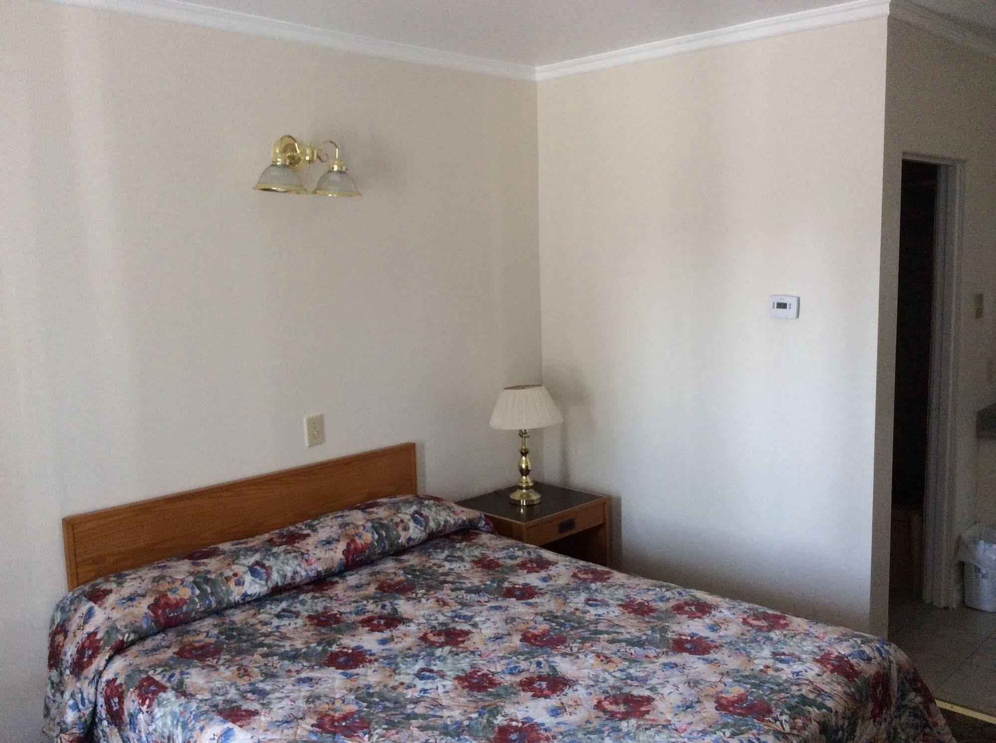 Embassy Motel Kingston Esterno foto