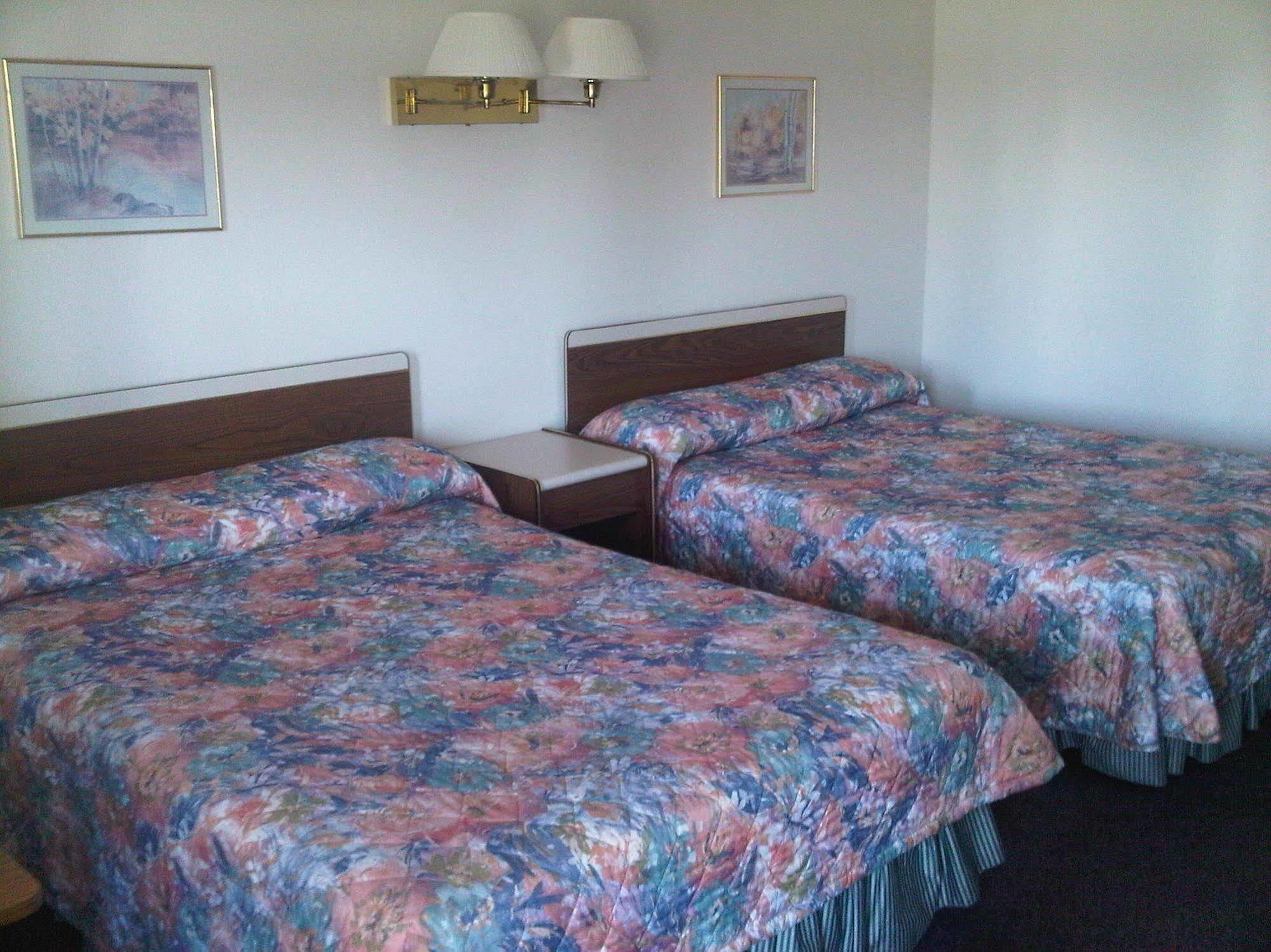 Embassy Motel Kingston Esterno foto