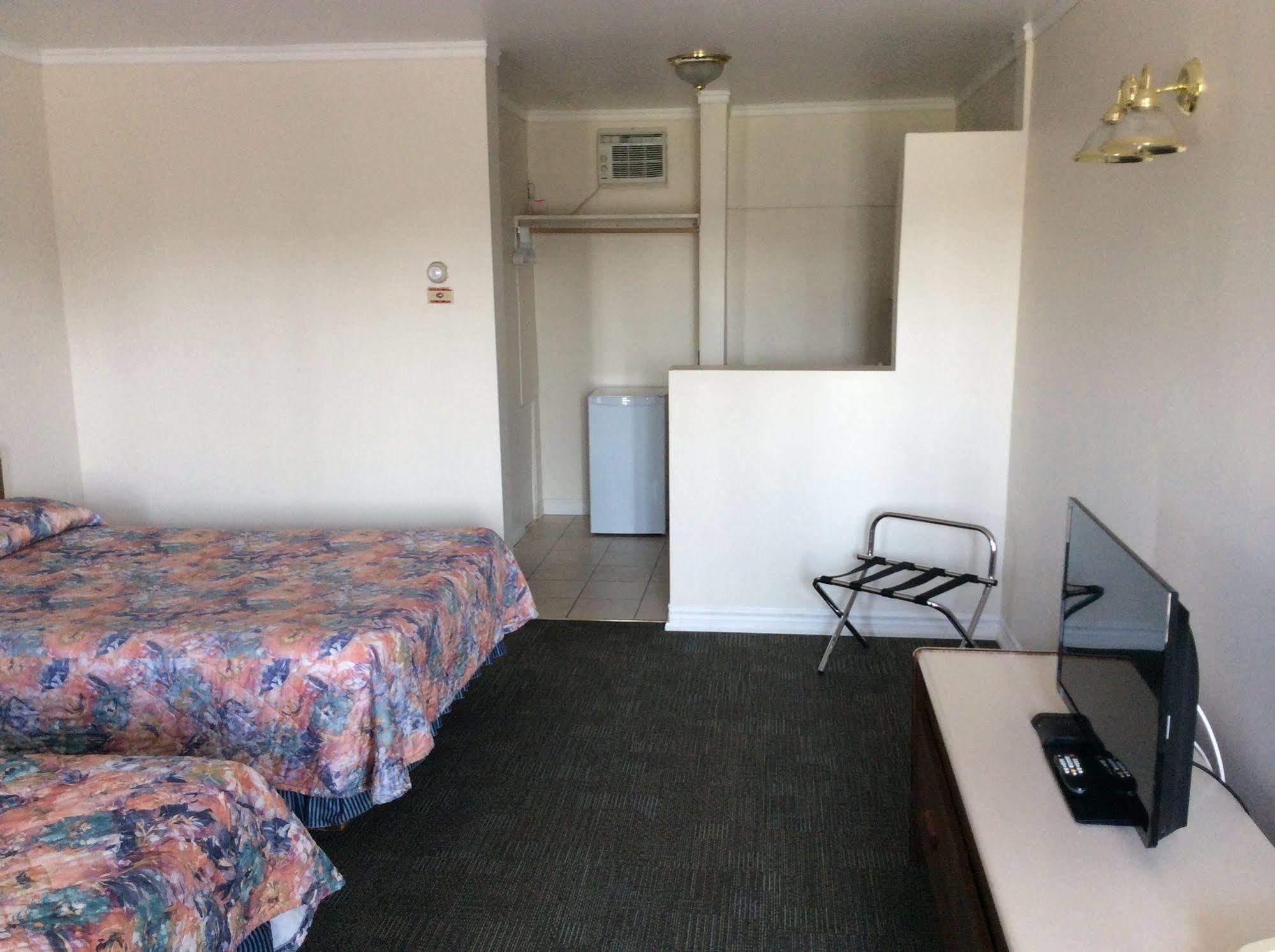 Embassy Motel Kingston Esterno foto