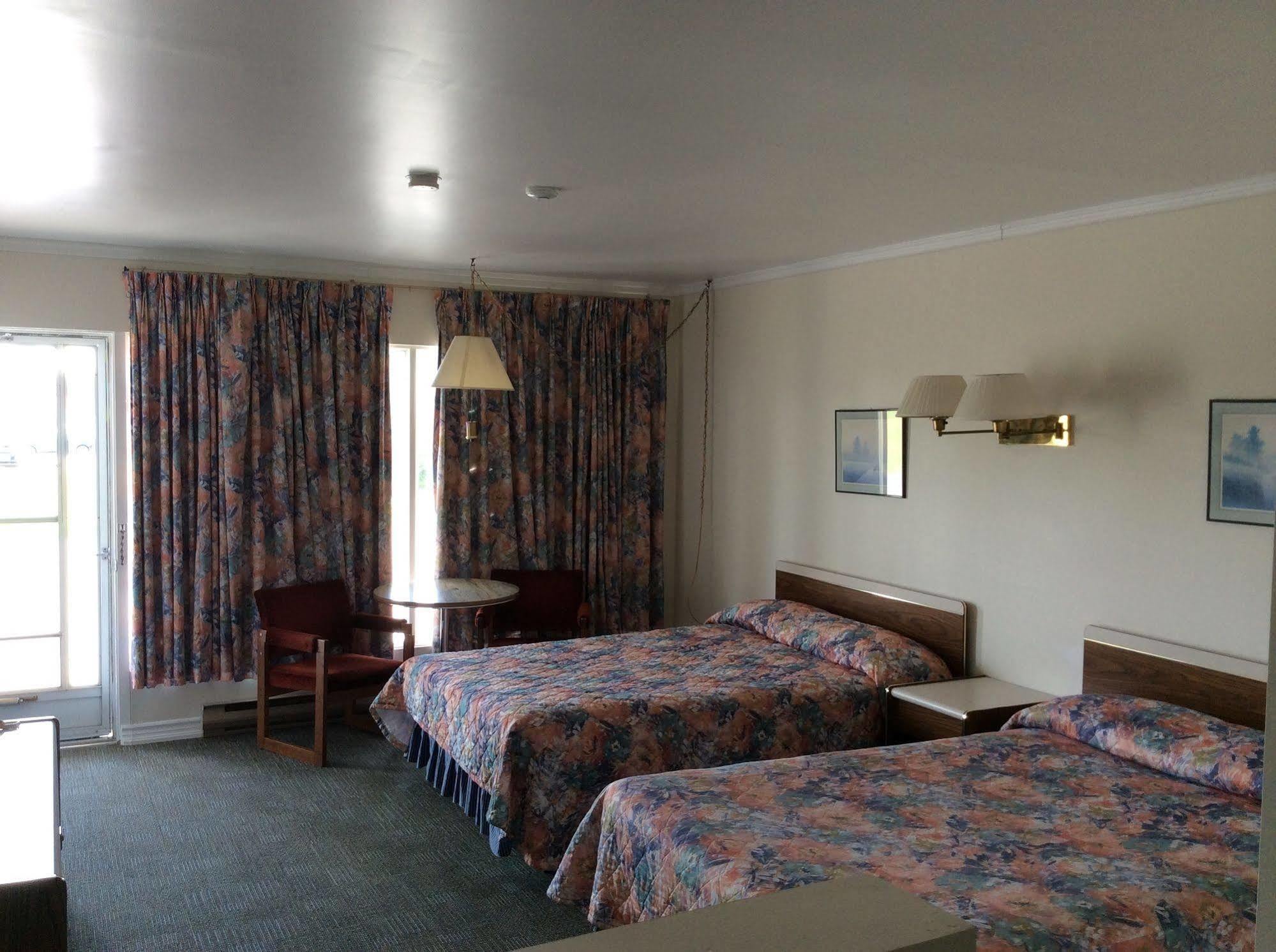 Embassy Motel Kingston Esterno foto