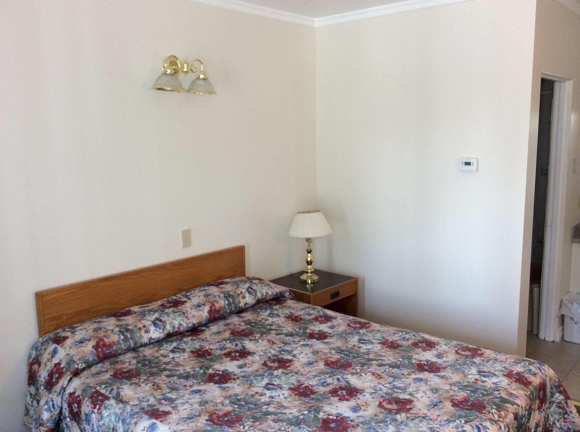 Embassy Motel Kingston Esterno foto
